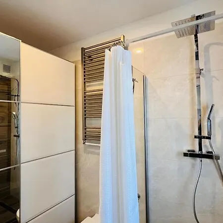 Central Designer 3 Apt With Terrace & Parking *
